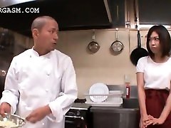 Asian frau in weier bluse gets tits grabbed by her boss at work