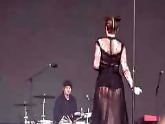 Who is this pawg amateur porn forced thicc white chick on stage
