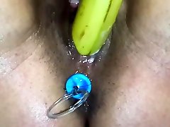 Amateur Milf Squirting fucking a Banana with pareja en camara Beads