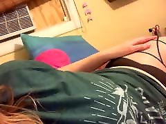 Sunshine Lovely live shaking her ass on bed..