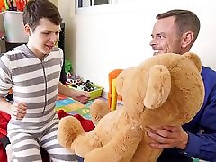 twink hijastro y padrastro familia trío con peluche de oso