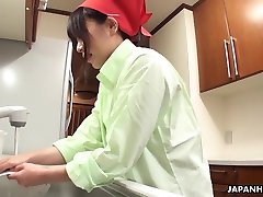 симпатичная японская девушка из центра домработницы аими токита делает уборку без трусиков
