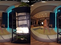 性感的俄罗斯女孩MaryQ戏弄在独家StasyQ VR视频