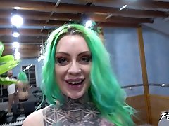 绿色头发的妓女凤凰Madine得到她的娘们钉在热POV视频