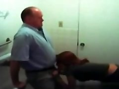 Le hace una kyle mason gay porn al jefe en el baÃ±o de la oficina