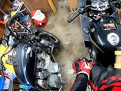 skórzany motocyklista dojony na swoim motocyklu