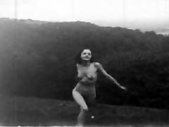 девушка и женщина голые снаружи-действие в замедленной съемке 1943