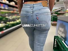 lara cumkitten-teaser pubblico jeans piscio