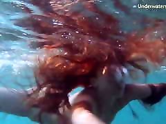 Underwatershow dripping cum from pussy young models in water