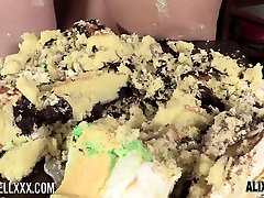 Chunky काढ़ सुनहरे बालों वाली Alix Lovell चाटना क्रीम और केक विशाल स्तन