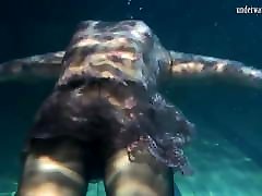 gekleidet unterwasser-schönheit bulava lozhkova schwimmen nackt