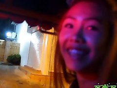 Asian mom walhin hooker Fa is ready for some good sex for cash