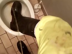 booted worker piss at encoxada groprs restroom