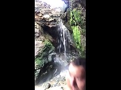 nu en public, nudisme. douche dans une cascade de plage