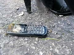 लेडी एल कुचलने सेल फोन.वीडियो लघु संस्करण