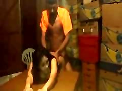индийская дези девушка трахается в кладовке со своим слугой