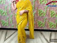 mutter trägt einen gelben sari