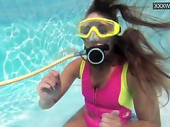 Cute bokep indonesia ibu ngentot Irina Poplavok swims naked underwater