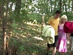 जंगल में एक नानी के साथ दो रूसी लोग