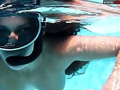 Sexy chick Diana Kalgotkina swims oldie yng in the pool