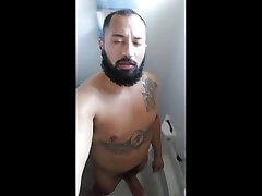 big cock latin mann nimmt heiße dusche und wichst aus
