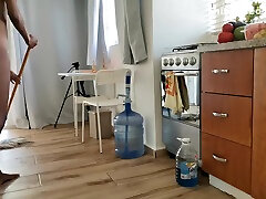 युवा लैटिना नौकरानी साफ अपने कमरे में होटल पंटा काना