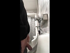 pissen in der öffentlichen toilette-spanien