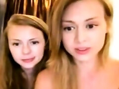 2 superbes soeurs samusent devant leur webcam