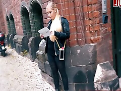 德国双摩洛伊斯兰解放阵线与性感的奶拿起年轻的德国金发女郎在街头铸造