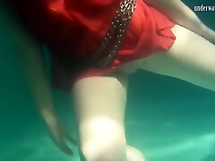rojo vestido sirena rusalka natación en la piscina