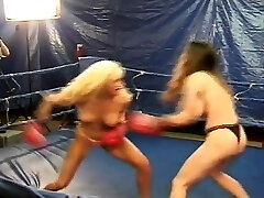 catfight boxe féminine aux seins nus alors que la blonde combat brune