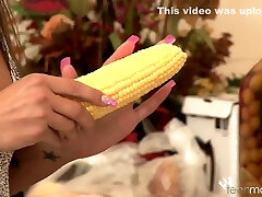 une amie adolescente chaude et serrée fait du maïs avec un vieux reçu de famille