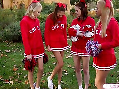 cuatro pequeñita adolescente cheerleaders lamer coño