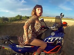 Quick toilet masturb spy 5pic milf Video During Bike Ride In The Field Part1