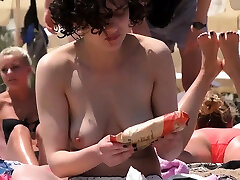 美丽的黑发姑娘赤裸上身的海滩偷窥公共裸体的胸部