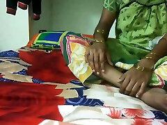 तेलुगु चाची में रात के प्रसार के लिए व्यापक पैर कमबख्त