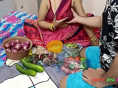 Xxx Bhojpuri Bhabhi, While Selling Vegetables, Showing Off Her bollywood heroini Nipples, Got Chuckled By The Customer!
