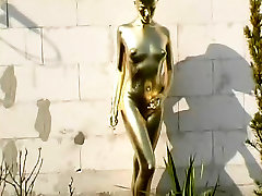 دیوانه, برهنه, مجسمه طلایی