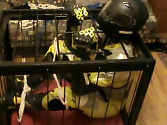 caged bikerslave w pełnym sprzęcie motocyklowym
