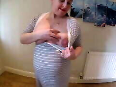 ciężarna żona robi la pute du w sukience ciążowej