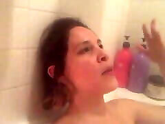 DJ LA MOON accidentally shows lie style in bathtub