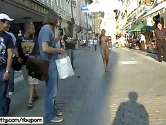 पागल सुनहरे बालों वाली सार्वजनिक सड़कों पर नग्न