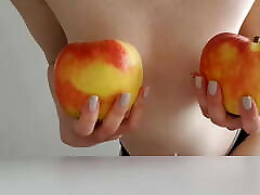 सेब मेरे स्तनों से बड़े हैं