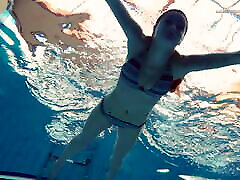 बड़े oustide bdsm किशोर लिज़ा बुबेरेक पूल में नग्न तैराकी