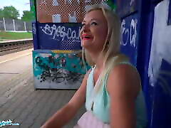 public agent, blonde lily joy mit großen essa mulf tetina auf einem feld gefickt