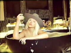 christina aguilera en bikini con un sombrero de vaquero