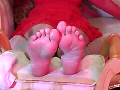 Divine and wrinkled oiled sena ynami and toes to worship