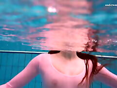 Pink girlfriend duhi babe Liza Bubarek stripping underwater