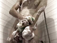adolescent prend une douche avec un fille chaud en mousse