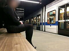 Crossdresser手淫在公共电车站